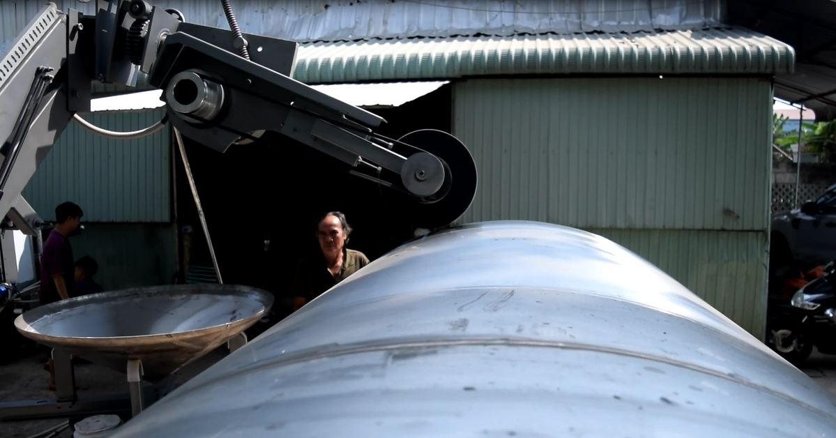 Thay đầu nỉ đánh bóng tinh bồn sau khi xử lý bằng nhám dây