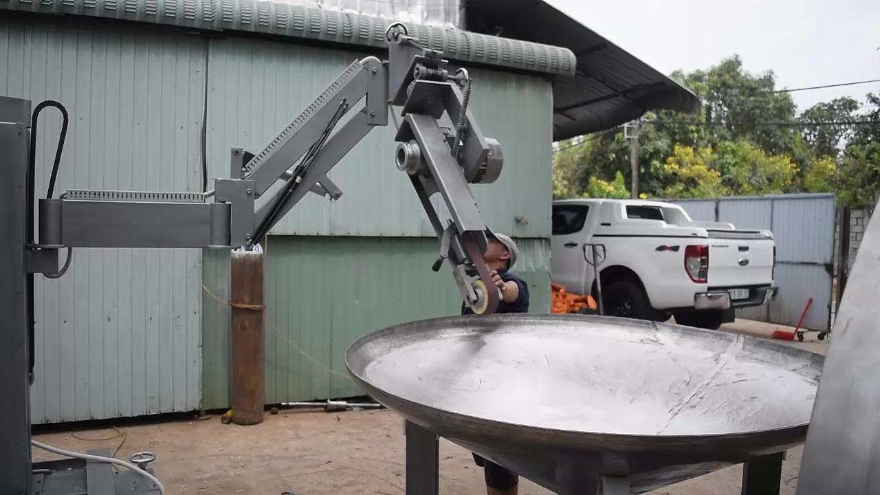 Nhân viên đưa đầu máy vào đánh bóng mâm bồn inox